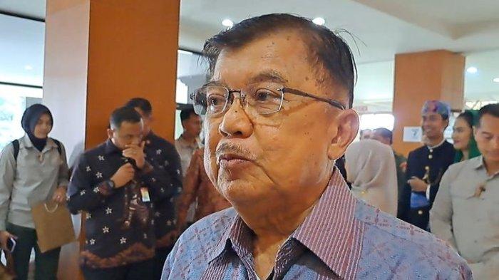 Jusuf Kalla Sedang Berbicara Di Depan Media